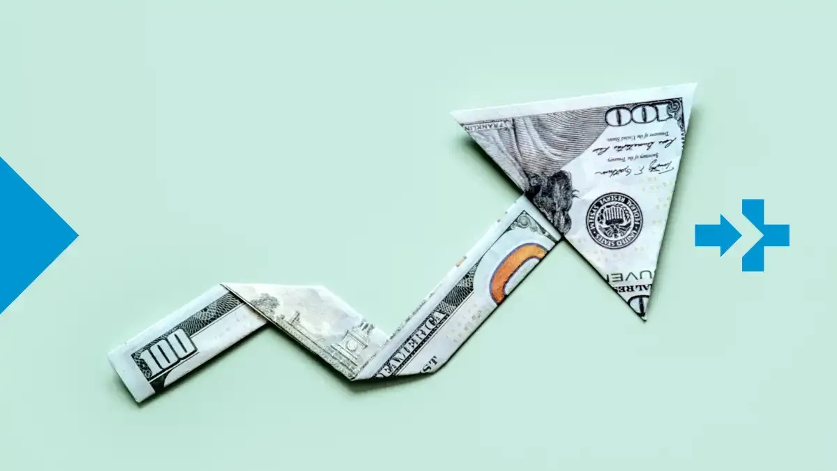 Flèche ascendante formée de billets pliés représentant la hausse des prix et l’inflation.
