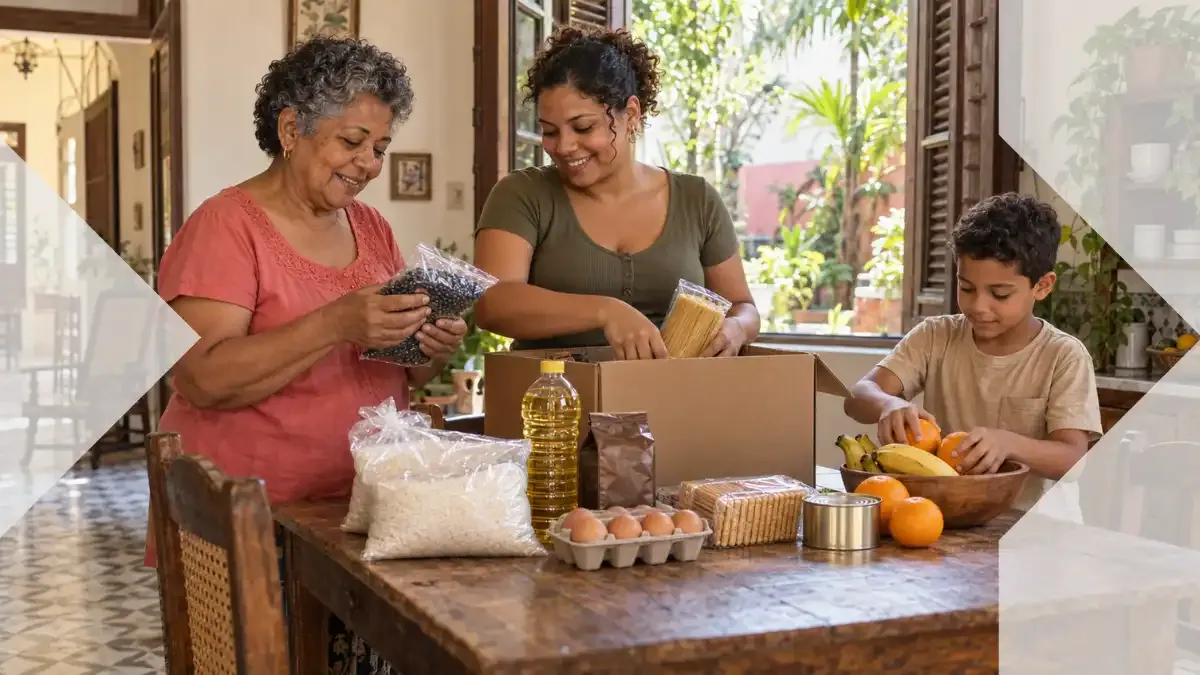 Una abuela, una madre y un niño cubanos desempacan arroz, frijoles, pasta y otros alimentos, ilustrando el apoyo familiar mediante los combos de sendvalu.