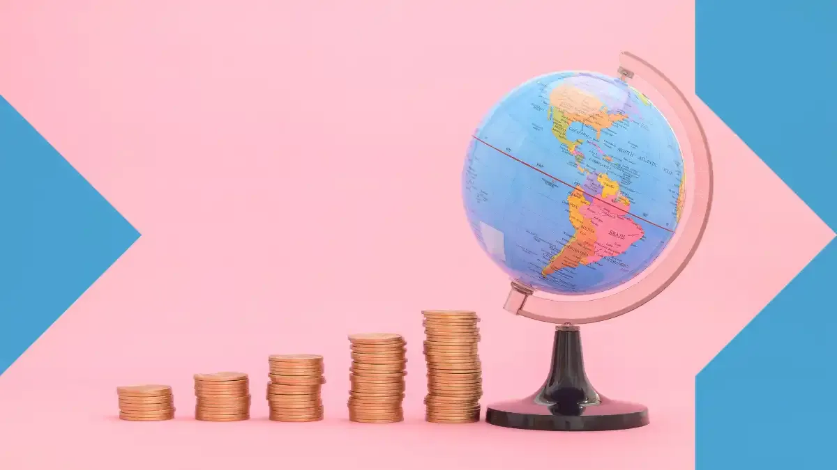 Globo terrestre e pilhas de moedas em crescimento representando remessas familiares e apoio global com sendvalu.