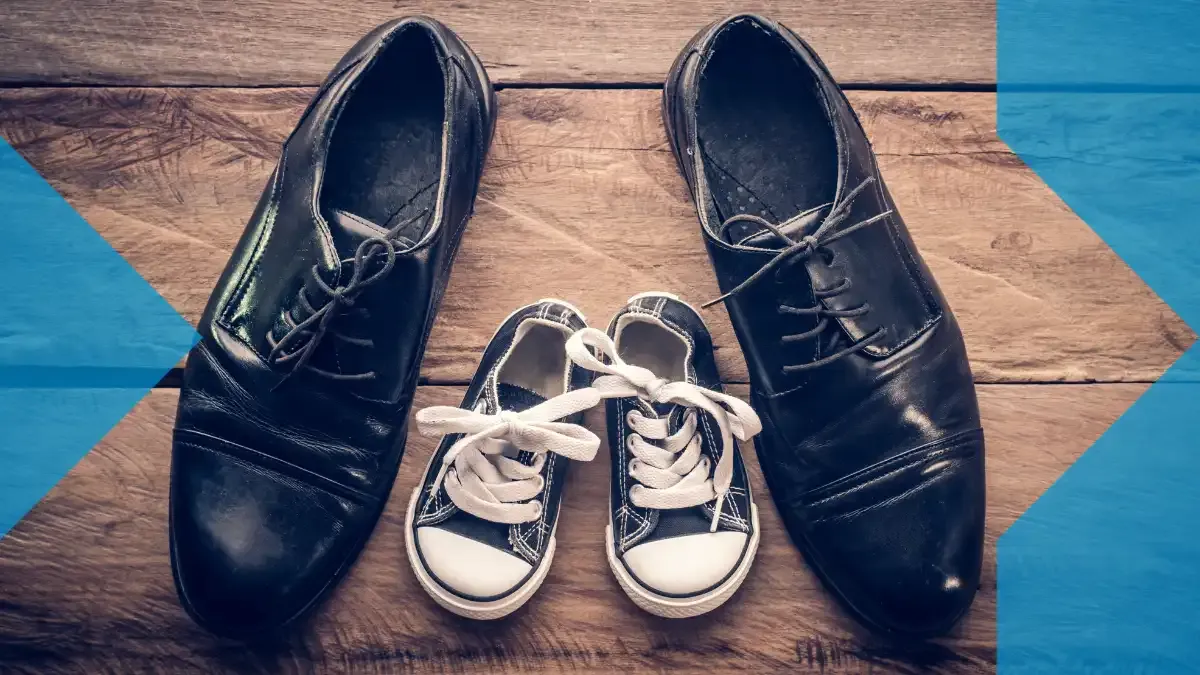 Sapatos de pai ao lado de sapatos de bebé, simbolizando amor, família e apoio especial no Dia dos Pais com sendvalu.
