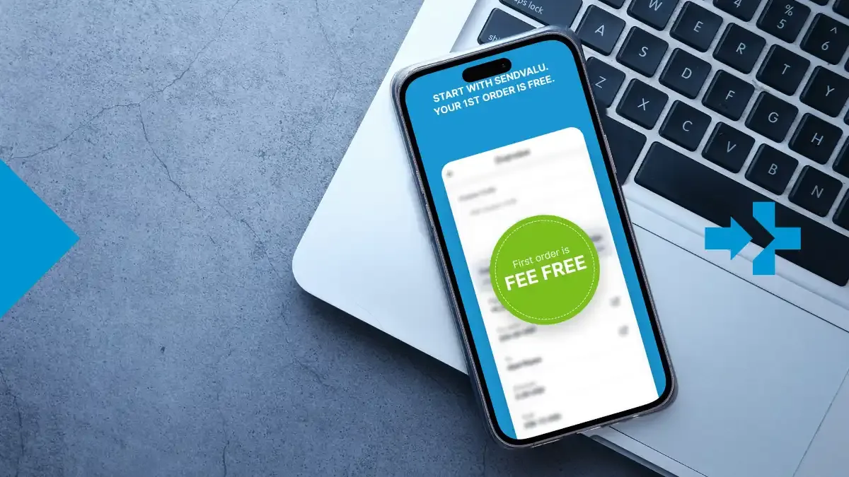 Teléfono móvil con la app de sendvalu mostrando “Primer envío sin comisión”.